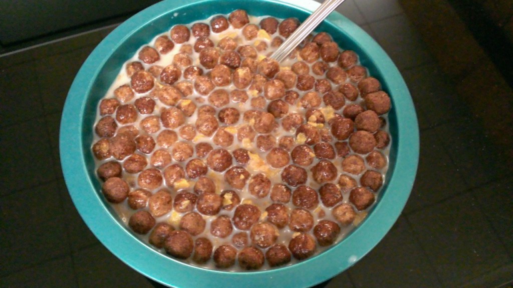 cereal-cocoa-puffs-frosted-flakes-2-percent-milk