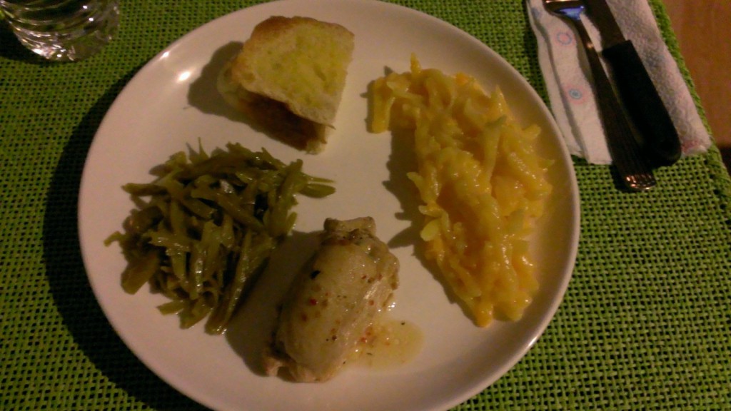 dinner-italian-chicken-green-beans-cheesy-potatoes-french-bread-butter-garlic-salt