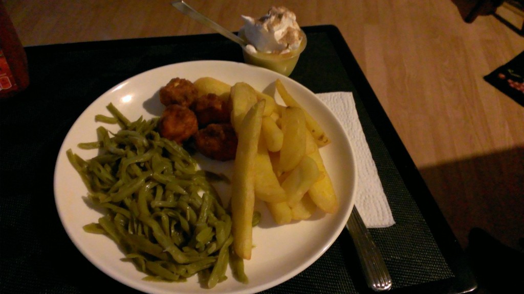 dinner-tyson-buffalo-chicken-bites-french-fries-green-beans-apple-sauce-whipped-cream-cinnamon