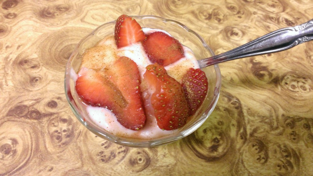 strawberry-yogurt-with-strawberries-and-cinnamon